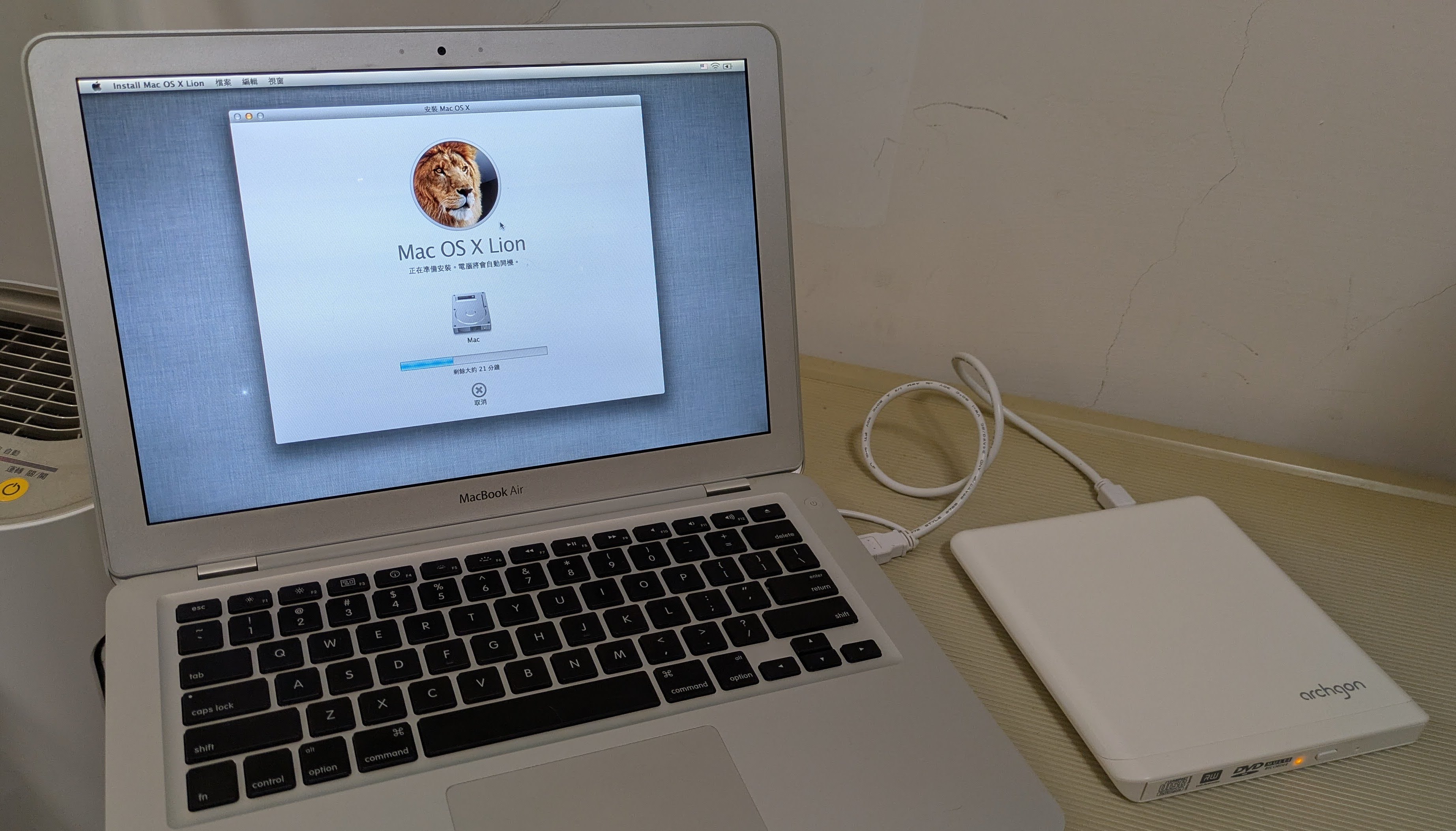 Installing Mac OS X Lion from DVD